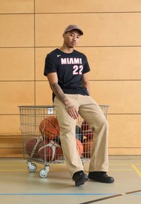 Nike Performance NBA JIMMY BUTLER MIAMI HEAT NAME & NUMBER TEE - Klubu apģērbs - black
