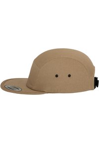 Beige sapka lapos karimával, pamut keverékből készült. Két szellőzőnyílással rendelkezik az oldalán és állítható hátsó pántja van.