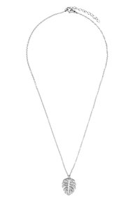 Collier en argent avec un pendentif en forme de feuille présentant des découpes gravées. La chaîne est délicate, avec un fermoir en pince de homard et une longueur ajustable.