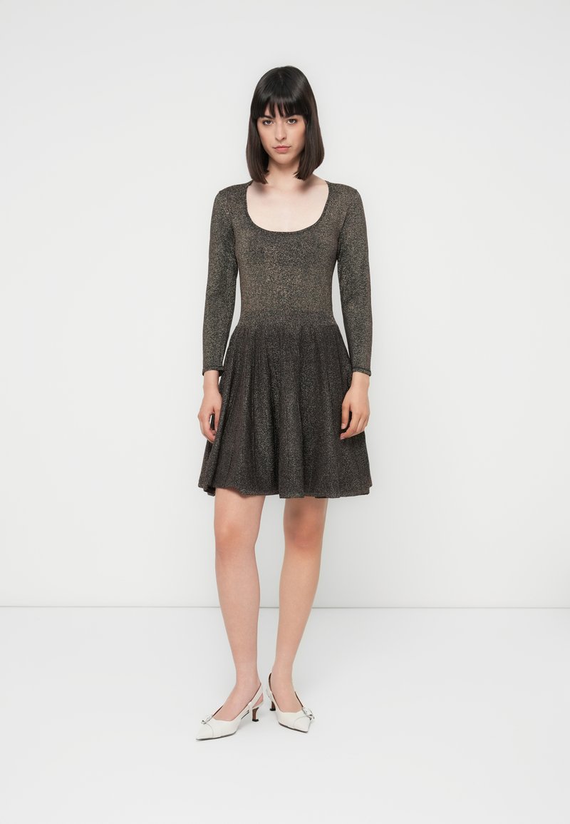 Maje Gebreide jurk goudkleurig Maje Gebreide jurk goudkleurig