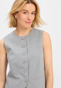 Graues, gestreiftes ärmelloses Weste mit rundem Halsausschnitt, fünf grauen Knöpfen und zwei Fronttaschen, aus glattem Stoff gefertigt.