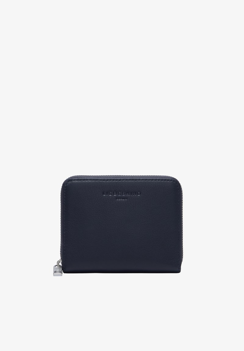 Portefeuille zippé en cuir bleu marine avec le nom de la marque en relief sur le devant et tirette de fermeture éclair argentée sur fond blanc.