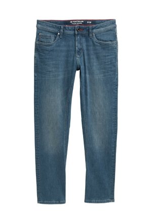 Kék farmernadrág, tapered (kiszűkülő) szabással, öt zsebbel és piros bélésű derékkal. Hátulján logós folt található.