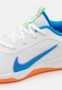 Nike Performance OMNI MULTI-COURT - Tenisice za trening - white/photo blue/vapor green/total orange