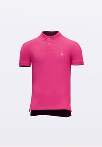 Rózsaszín póló sima anyagból, kétgombos záródással és a bal mellrészen egy kis fehér logóval. Rövid ujjú.