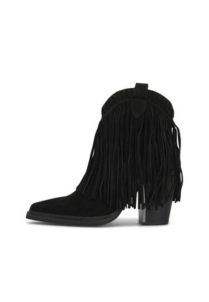 Bota negra de ante para el tobillo con tacón de bloque apilado y detalles de flecos largos que cubren la caña y los lados.