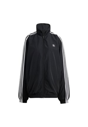Schwarze Adidas Trainingsjacke mit weißen drei Streifen an den Ärmeln, Reißverschluss vorne, hohem Kragen und kleinem Logo auf der linken Brustseite.