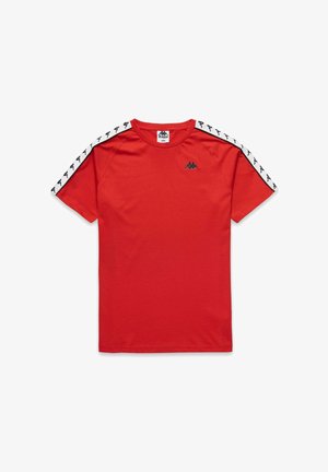 T-shirt rouge avec logo noir sur la poitrine, rayures blanches sur les épaules avec accents noirs, manches courtes et col rond.