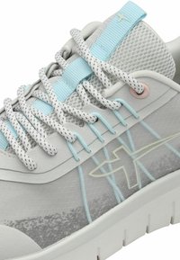 Hellgraue Sneaker aus Mesh- und Wildledermaterialien, mit blauen Akzenten, strukturierten Schnürsenkeln und einer weißen Plattformsohle.
