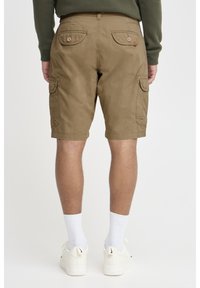 Khaki cargo šortsevi s bočnim džepovima i dva stražnja džepa. Izrađeni od izdržljivog materijala, s ležernim krojem i detaljima na sjedalu.