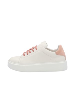 Biały niski sneaker z różową zamszową łatą na pięcie i różowymi sznurówkami, gruba biała podeszwa, widok z boku na białym tle.