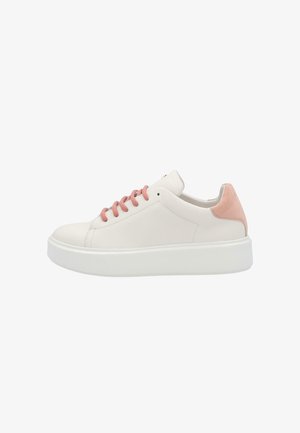 Zapatilla blanca de caña baja con parche de ante rosa en el talón y cordones rosas, suela blanca gruesa, vista lateral sobre fondo blanco.