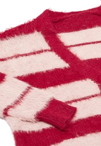 Cardigan a righe rosse e rosa con texture pelosa, design a V e polsini a coste. Le righe alternano i colori, creando un motivo audace.