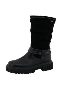 Schwarzer Knöchelstiefel mit einem Obermaterial aus Wildleder, Futter aus Kunstfell und einer massiven Gummisohle. Merkmale sind ein dekorativer Riemen und Kontrastnähte.