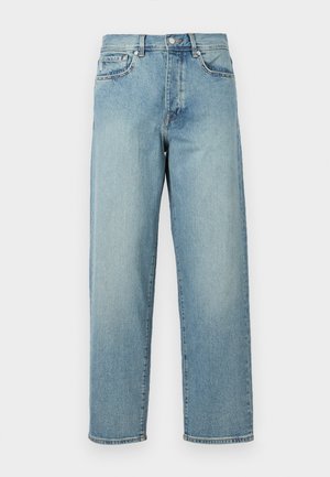 Jeans de denim azul claro com um corte solto, pernas retas, design de cinco bolsos e fecho de botão na cintura. Detalhe de costura minimalista.