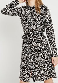 Vero Moda Tall Košilové šaty - beige