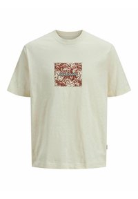 Kreminės spalvos trumpomis rankovėmis marškinėliai su bordo ir balto gėlių raštu kvadratu, kuriame centre yra užrašas "Jack & Jones". Minkšta, tekstūruota medžiaga.