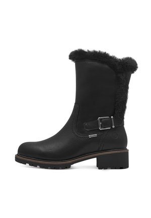 Bottines en cuir noir avec bordure en fausse fourrure, boucle sur le côté, semelle texturée et bout rond. Design robuste avec un talon carré.