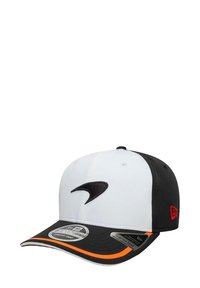 Czarny i biały czapka z haftowanym logo, z pomarańczowym paskiem akcentującym na daszku, z zapięciem snapback oraz usztywnioną konstrukcją.