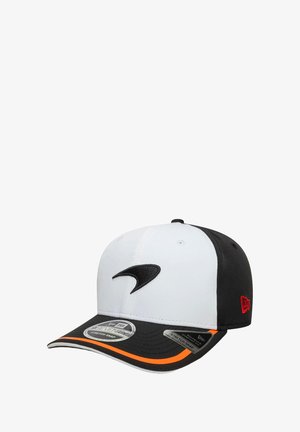 Czarny i biały czapka z haftowanym logo, z pomarańczowym paskiem akcentującym na daszku, z zapięciem snapback oraz usztywnioną konstrukcją.