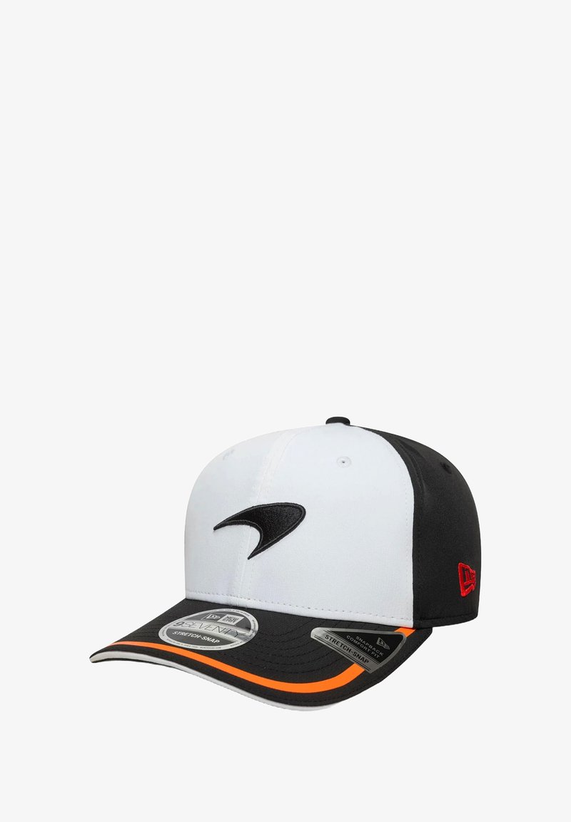 Czarny i biały czapka z haftowanym logo, z pomarańczowym paskiem akcentującym na daszku, z zapięciem snapback oraz usztywnioną konstrukcją.