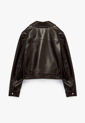 Czarna skórzana krótka kurtka o gładkiej teksturze, z szerokimi klapami, długimi rękawami i zapinana na zatrzaski przy każdym mankiecie.