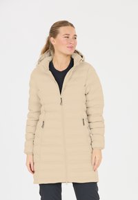 Beige pufferjakke med hætte, lynlås foran, sidelommer og quiltet design. Blødt stof med en glat tekstur.