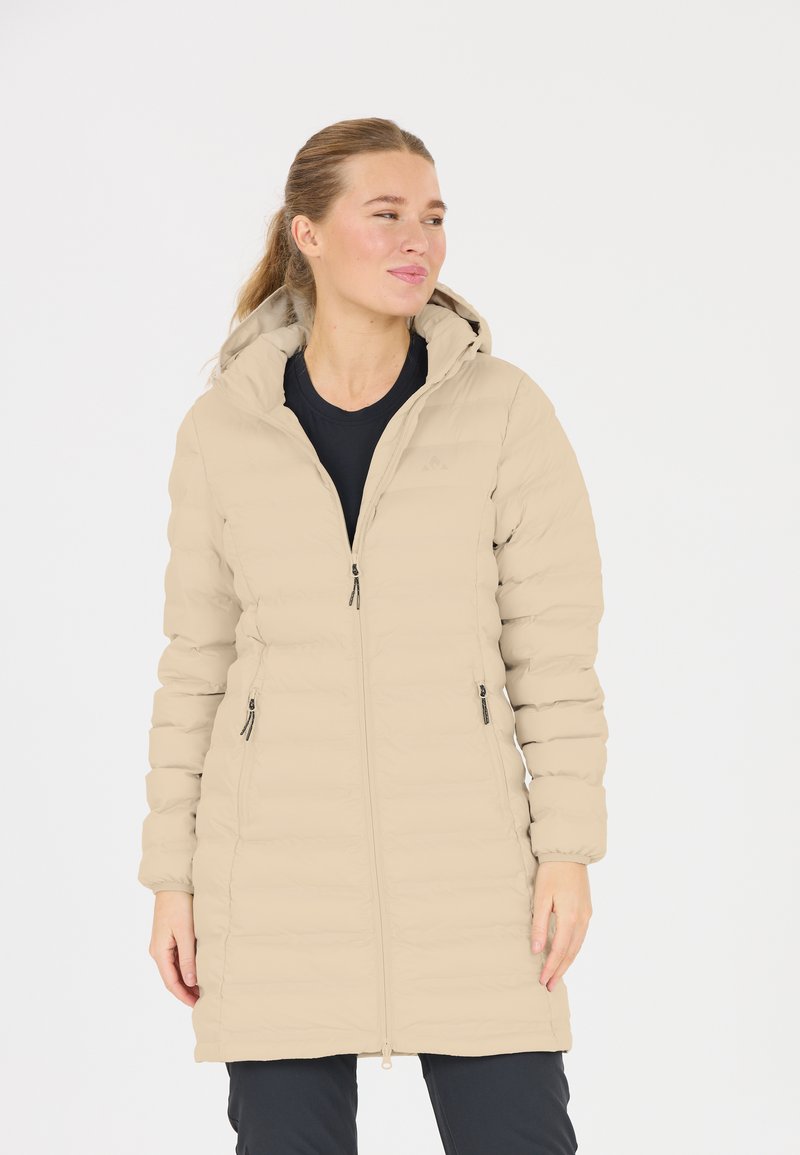 Beige pufferjakke med hætte, lynlås foran, sidelommer og quiltet design. Blødt stof med en glat tekstur.