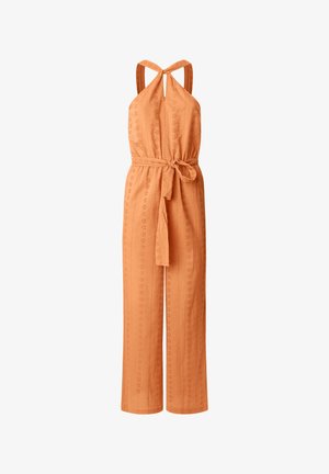 Mono naranja con cuello halter, espalda descubierta y cinturón anudado en la cintura. Presenta una tela texturizada con patrones de ojales y piernas anchas.