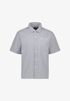 Raidoitettu lyhythihainen paita sinivalkoisena, jossa nappisuljenta ja kaulus. Sisältää hienovaraisen logon etupinnassa. Puuvillasekoitemateriaali.