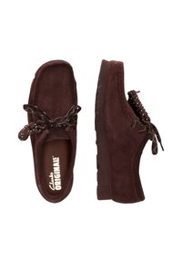 Ruske suknjene cipele s okruglim vrhom, dizajnom na vezanje, uzorkovanim vezicama i teksturiranom gumiranom potplatu. Logotip branda vidljiv na ulošku.