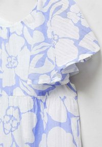 Ljusblå och vit blommig kläde med fjärilärm och subtila vertikala metalliska ränder.