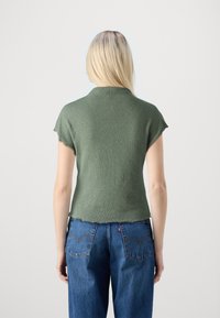 ONLY ONLRIE - Lihtne T-särk - four leaf clover