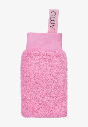 Manopla rosa exfoliante con tela texturizada y una etiqueta en forma de lazo con la palabra "GLOV" en el puño para colgar.