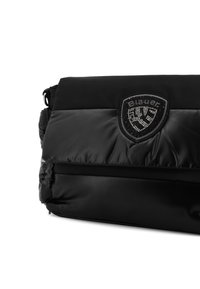 Borsa a tracolla nera imbottita caratterizzata da un logo prominente con strass. Il materiale appare lucido e liscio, con un design a pattina.