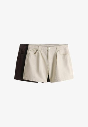 Zwei Paar legere Baumwollshorts in Beige und Dunkelbraun, flach hingelegt mit dem beigen Paar oben.