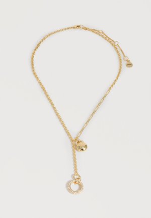 Collier chaîne en or avec des styles de maillons mélangés, doté d'un petit charme rond et d'un pendentif circulaire orné de cristaux.