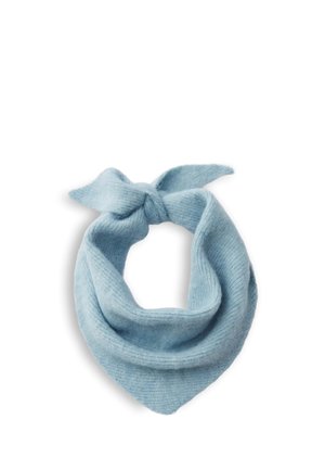 Hellblauer gestrickter Wollschal, locker gebunden mit einer weichen, gerippten Struktur auf weißem Hintergrund.