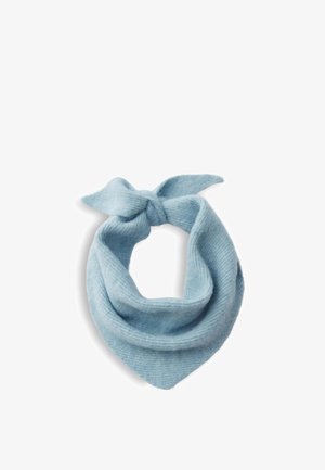 Hellblauer gestrickter Wollschal, locker gebunden mit einer weichen, gerippten Struktur auf weißem Hintergrund.