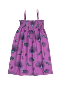 Lila Kleid mit gerafftem Oberteil, dünnen Trägern und bunten Pfauen- und Feder-Mustern über dem gesamten Stoff. Weiches, leichtes Material.