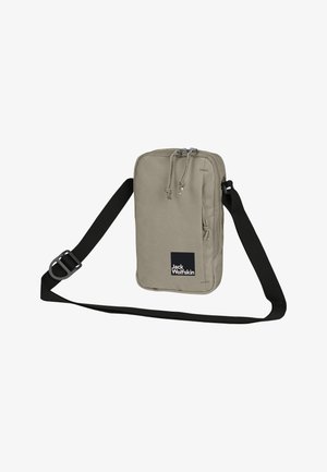 Beige schoudertas gemaakt van stof; rechthoekige vorm; heeft ritsen en een zwart logo patch; verstelbare zwarte schouderband voor gemak.