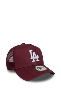 Vīrs brūns cepure ar sietiņveida malām, ar baltu izšūtu "LA" logo priekšpusē un plakanu uzgriežņu cepures vizieri. Regulējama snapback aizdare.