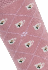 Chaussettes roses à motifs avec un design en diamants, présentant de petites tasses à thé en blanc et beige, avec des accents verts. Texture douce et tissu tricoté.