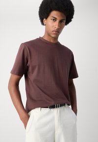 Lindbergh O NECK TEE OVERSIZE - Navadna majica - berry brown