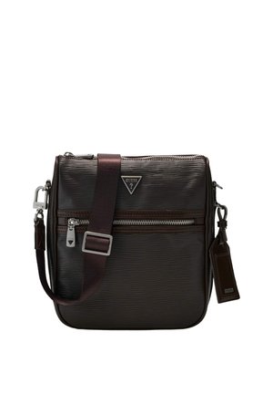 Sac bandoulière Guess marron foncé avec surface texturée, poche avant zippée, bandoulière réglable et étiquette de marque attachée.