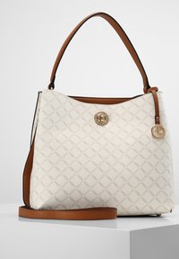 Weiße Handtasche aus strukturiertem Material, mit braunen Lederakzenten, diagonalen Logo-Muster, goldenen Beschlägen und einem abnehmbaren Tragegurt.