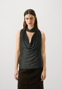 Top smanicato nero con scollatura a cappuccio, caratterizzato da un'apertura a chiave. Realizzato in tessuto morbido e fluido con una leggera lucentezza.