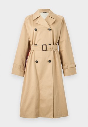 Beige dobbeltradet trenchcoat med sorte knapper, taljebælte, reverskrave og manchetstropper mod en hvid baggrund.