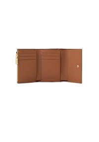 Portafoglio in pelle marrone con chiusura con zip, logo impresso, diversi scomparti per carte e un comparto con bottone a pressione. Texture liscia e design minimalista.