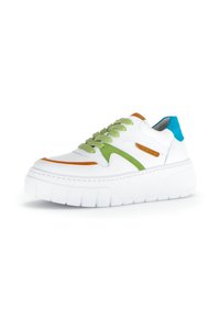 Witte sneaker met groene en oranje accenten, voorzien van een dikke zool en een gestructureerd oppervlak. Veters zijn groen; de hak heeft blauwe details.
